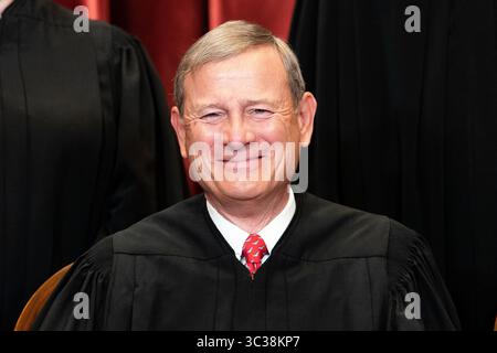 April 2021, Washington, District of Columbia, USA: Chief Justice of the United States John G. Roberts, Jr. sitzt während eines Gruppenfotos der Richter am Obersten Gerichtshof in Washington, DC am 23. April 2021 (Credit Image: © Erin Schaff/CNP via ZUMA Wire) Stockfoto