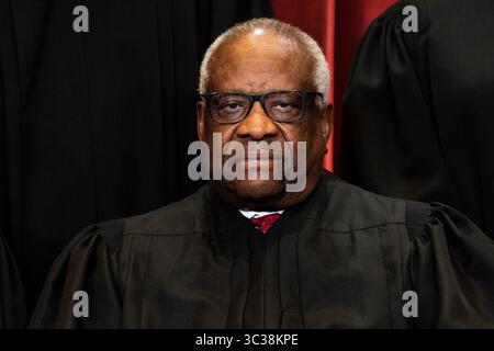 April 2021, Washington, District of Columbia, USA: Associate Justice of the Supreme Court Clarence Thomas sitzt während eines Gruppenfotos der Richter am Supreme Court in Washington, DC am 23. April 2021 (Foto: © Erin Schaff/CNP via ZUMA Wire) Stockfoto