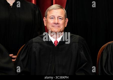 April 2021, Washington, District of Columbia, USA: Chief Justice of the United States John G. Roberts, Jr. sitzt während eines Gruppenfotos der Richter am Obersten Gerichtshof in Washington, DC am 23. April 2021 (Credit Image: © Erin Schaff/CNP via ZUMA Wire) Stockfoto