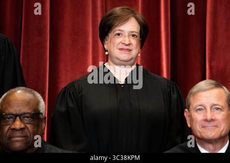 23. April 2021, Washington, District of Columbia, USA: Associate Justice of the Supreme Court Elena Kagan, Associate Justice of the Supreme Court Clarence Thomas und Chief Justice of the United States John G. Roberts, Jr. vor ihr, steht während eines Gruppenfotos der Richter am Supreme Court in Washington, DC am 23. April 2021 (Credit Image: © Erin Schaff/CNP via ZUMA Wire) Stockfoto