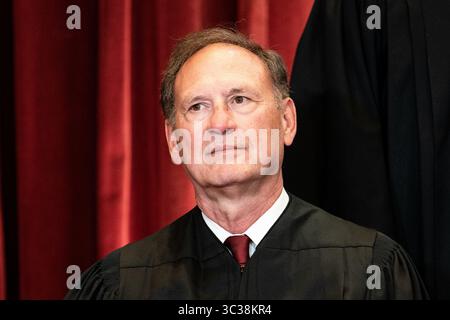 April 2021, Washington, District of Columbia, USA: Associate Justice of the Supreme Court Samuel A. Alito Jr. sitzt während eines Gruppenfotos der Richter am Supreme Court in Washington, DC am 23. April 2021 (Credit Image: © Erin Schaff/CNP via ZUMA Wire) Stockfoto