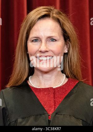 April 2021, Washington, District of Columbia, USA: Associate Justice of the Supreme Court Amy Coney Barrett steht auf einem Gruppenfoto der Richter am Supreme Court in Washington, DC am 23. April 2021 (Credit Image: © Erin Schaff/CNP via ZUMA Wire) Stockfoto