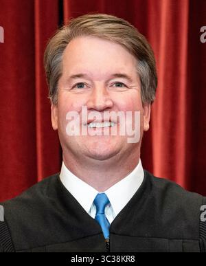April 2021, Washington, District of Columbia, USA: Associate Justice of the Supreme Court Brett Kavanaugh steht auf einem Gruppenfoto der Richter am Supreme Court in Washington, DC am 23. April 2021 (Credit Image: © Erin Schaff/CNP via ZUMA Wire) Stockfoto