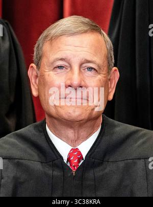 April 2021, Washington, District of Columbia, USA: Chief Justice of the United States John G. Roberts, Jr. sitzt während eines Gruppenfotos der Richter am Obersten Gerichtshof in Washington, DC am 23. April 2021 (Credit Image: © Erin Schaff/CNP via ZUMA Wire) Stockfoto