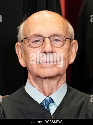 23. April 2021, Washington, District of Columbia, USA: Associate Justice of the Supreme Court Stephen G. Breyer sitzt während eines Gruppenfotos der Richter am Supreme Court in Washington, DC am 23. April 2021 (Credit Image: © Erin Schaff/CNP via ZUMA Wire) Stockfoto