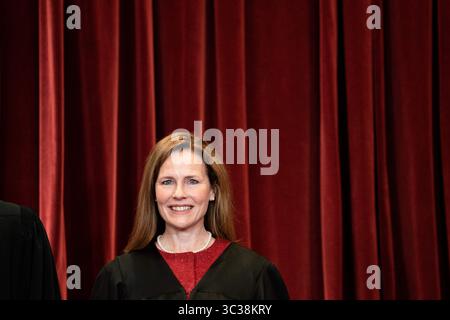 23. April 2021, Washington, District of Columbia, USA: Associate Justice Amy Coney Barrett steht während eines Gruppenfotos der Richter am Obersten Gerichtshof in Washington, DC am 23. April 2021. (Erin Schaff/The New York Times) .Credit: Erin Schaff / Pool via CNP (Credit Image: © Erin Schaff/CNP via ZUMA Wire) Stockfoto