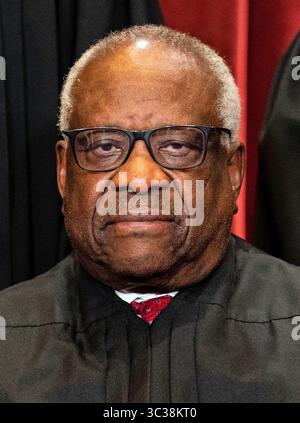 April 2021, Washington, District of Columbia, USA: Associate Justice of the Supreme Court Clarence Thomas sitzt während eines Gruppenfotos der Richter am Supreme Court in Washington, DC am 23. April 2021 (Foto: © Erin Schaff/CNP via ZUMA Wire) Stockfoto