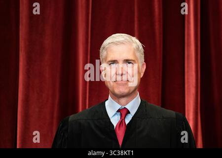 23. April 2021, Washington, District of Columbia, USA: Associate Justice of the Supreme Court Neil M. Gorsuch steht auf einem Gruppenfoto der Richter am Supreme Court in Washington, DC am 23. April 2021 (Credit Image: © Erin Schaff/CNP via ZUMA Wire) Stockfoto