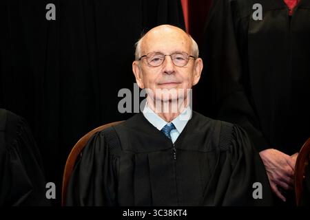 23. April 2021, Washington, District of Columbia, USA: Associate Justice of the Supreme Court Stephen G. Breyer sitzt während eines Gruppenfotos der Richter am Supreme Court in Washington, DC am 23. April 2021 (Credit Image: © Erin Schaff/CNP via ZUMA Wire) Stockfoto
