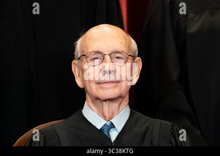 23. April 2021, Washington, District of Columbia, USA: Associate Justice of the Supreme Court Stephen G. Breyer sitzt während eines Gruppenfotos der Richter am Supreme Court in Washington, DC am 23. April 2021 (Credit Image: © Erin Schaff/CNP via ZUMA Wire) Stockfoto