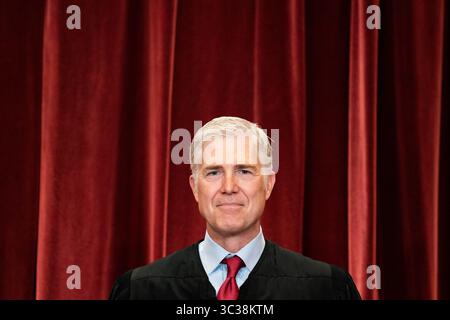 23. April 2021, Washington, District of Columbia, USA: Associate Justice of the Supreme Court Neil M. Gorsuch steht auf einem Gruppenfoto der Richter am Supreme Court in Washington, DC am 23. April 2021 (Credit Image: © Erin Schaff/CNP via ZUMA Wire) Stockfoto