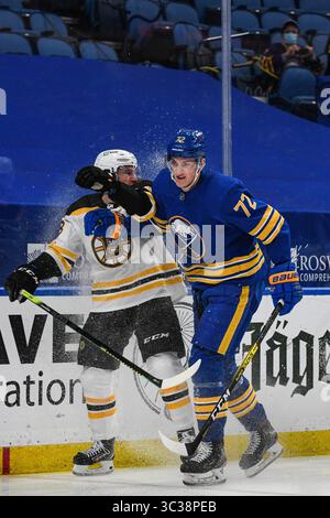 23. April 2021: Buffalo Sabres rechter Flügel Tage Thompson (72) Muskel seinen Weg pas Boston Bruins Verteidiger Matt Grzelcyk (48) während der ersten Spielzeit. Die Buffalo Sabres besiegten die Boston Bruins 6-4 in einem NHL Matchup im KeyBank Center in Buffalo, NY. Foto von Alan Schwartz/CSM (Kreditbild: &Copy; Alan Schwartz/CSM via ZUMA Wire) Stockfoto