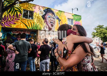 19. September 2014, MIAMI, Florida, USA: Die Besucher nehmen an der Einweihung des neuen Wandgemäldes Teil, das der kubanischen Sängerin CELIA CRUZ gewidmet ist, in der Calle 8 in Little Havana, Miami, das von der in Miami lebenden Künstlerin MISS LUSHY geschaffen wurde. (Kreditbild: © Carlos Escalona/ZUMA Wire) Stockfoto