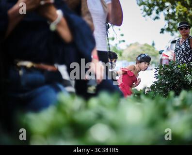 19. September 2014, MIAMI, Florida, USA: Die Besucher nehmen an der Einweihung des neuen Wandgemäldes Teil, das der kubanischen Sängerin CELIA CRUZ gewidmet ist, in der Calle 8 in Little Havana, Miami, das von der in Miami lebenden Künstlerin MISS LUSHY geschaffen wurde. (Kreditbild: © Carlos Escalona/ZUMA Wire) Stockfoto