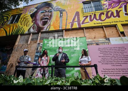 19. September 2014, MIAMI, Florida, USA: Kommissar JOE CARROLLO spricht an die Menschen, die an der Einweihung des Wandgemäldes der kubanischen Sängerin CELIA CRUZ in der Calle Ocho in Little Havana, Miami, Florida, teilnehmen. (Kreditbild: © Carlos Escalona/ZUMA Wire) Stockfoto