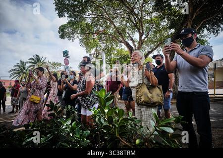 19. September 2014, MIAMI, Florida, USA: Die Besucher nehmen an der Einweihung des neuen Wandgemäldes Teil, das der kubanischen Sängerin CELIA CRUZ gewidmet ist, in der Calle 8 in Little Havana, Miami, das von der in Miami lebenden Künstlerin MISS LUSHY geschaffen wurde. (Kreditbild: © Carlos Escalona/ZUMA Wire) Stockfoto