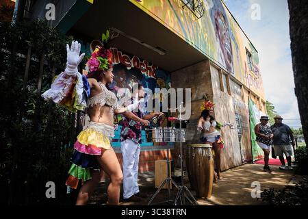 19. September 2014, MIAMI, Florida, USA: Die Besucher nehmen an der Einweihung des neuen Wandgemäldes Teil, das der kubanischen Sängerin CELIA CRUZ gewidmet ist, in der Calle 8 in Little Havana, Miami, das von der in Miami lebenden Künstlerin MISS LUSHY geschaffen wurde. (Kreditbild: © Carlos Escalona/ZUMA Wire) Stockfoto