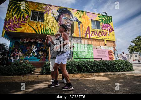 19. September 2014, MIAMI, Florida, USA: Die Menschen tanzen zu Live-Musik während der Einweihung des neuen Wandgemäldes, das der kubanischen Sängerin CELIA CRUZ gewidmet ist, auf der Calle Ocho in Little Havana, Miami, Florida. Das Wandbild wurde von der in Miami lebenden Künstlerin MISS LUSHY geschaffen. (Kreditbild: © Carlos Escalona/ZUMA Wire) Stockfoto