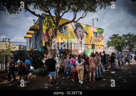 19. September 2014, MIAMI, Florida, USA: Die Besucher nehmen an der Einweihung des neuen Wandgemäldes Teil, das der kubanischen Sängerin CELIA CRUZ gewidmet ist, in der Calle 8 in Little Havana, Miami, das von der in Miami lebenden Künstlerin MISS LUSHY geschaffen wurde. (Kreditbild: © Carlos Escalona/ZUMA Wire) Stockfoto