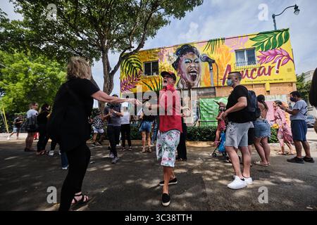 19. September 2014, MIAMI, Florida, USA: Die Menschen tanzen zu Live-Musik während der Einweihung des neuen Wandgemäldes, das der kubanischen Sängerin CELIA CRUZ gewidmet ist, auf der Calle Ocho in Little Havana, Miami, Florida. Das Wandbild wurde von der in Miami lebenden Künstlerin MISS LUSHY geschaffen. (Kreditbild: © Carlos Escalona/ZUMA Wire) Stockfoto