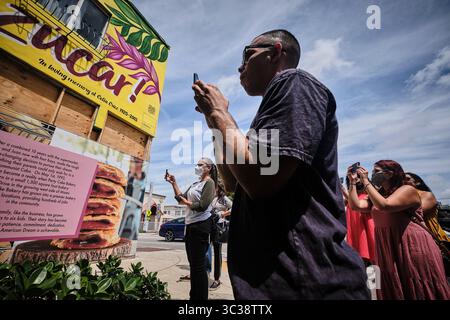 19. September 2014, MIAMI, Florida, USA: Die Besucher nehmen an der Einweihung des neuen Wandgemäldes Teil, das der kubanischen Sängerin CELIA CRUZ gewidmet ist, in der Calle 8 in Little Havana, Miami, das von der in Miami lebenden Künstlerin MISS LUSHY geschaffen wurde. (Kreditbild: © Carlos Escalona/ZUMA Wire) Stockfoto