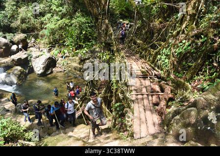 19. April 2021: Touristen besuchen am 19. April 2021 in Meghalaya, Indien, die Doppeldecker lebende Wurzelbrücke während der COVID-19-Coronavirus-Pandemie im Dorf Nongriat. Die lebenden Wurzelbrücken, die von den Mitgliedern des Khasi-Stammes geschaffen wurden, die sie aus Gummibäumen gezüchtet haben, sind in der Region heimisch. Die Doppelstockbrücke ist die berühmteste in der Nähe von Sohra. (Bild: © David Talukdar/ZUMA Wire) Stockfoto