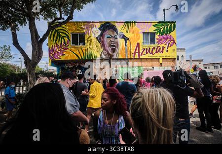 19. September 2014, MIAMI, Florida, USA: Die Besucher nehmen an der Einweihung des neuen Wandgemäldes Teil, das der kubanischen Sängerin CELIA CRUZ gewidmet ist, in der Calle 8 in Little Havana, Miami, das von der in Miami lebenden Künstlerin MISS LUSHY geschaffen wurde. (Kreditbild: © Carlos Escalona/ZUMA Wire) Stockfoto