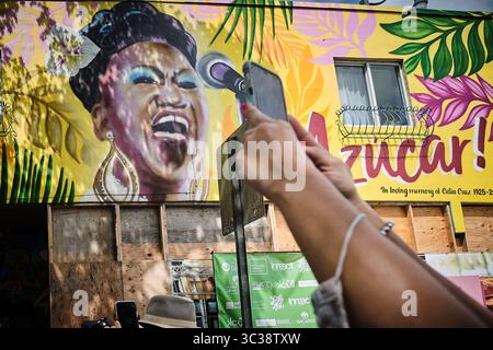 19. September 2014, MIAMI, Florida, USA: Die Besucher nehmen an der Einweihung des neuen Wandgemäldes Teil, das der kubanischen Sängerin CELIA CRUZ gewidmet ist, in der Calle 8 in Little Havana, Miami, das von der in Miami lebenden Künstlerin MISS LUSHY geschaffen wurde. (Kreditbild: © Carlos Escalona/ZUMA Wire) Stockfoto