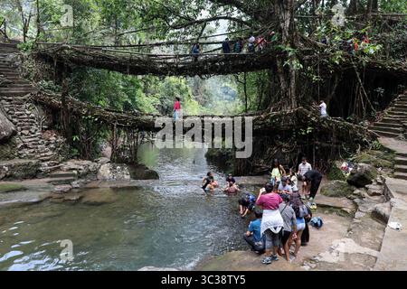 19. April 2021: Touristen besuchen am 19. April 2021 in Meghalaya, Indien, die Doppeldecker lebende Wurzelbrücke während der COVID-19-Coronavirus-Pandemie im Dorf Nongriat. Die lebenden Wurzelbrücken, die von den Mitgliedern des Khasi-Stammes geschaffen wurden, die sie aus Gummibäumen gezüchtet haben, sind in der Region heimisch. Die Doppelstockbrücke ist die berühmteste in der Nähe von Sohra. (Bild: © David Talukdar/ZUMA Wire) Stockfoto