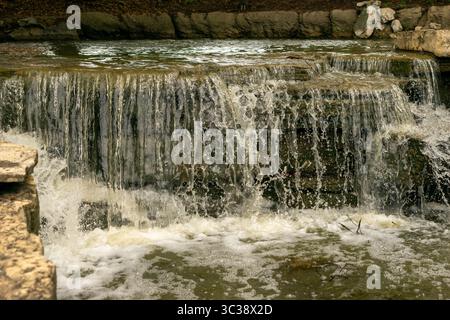 Nahaufnahme eines kleinen Wasserfalls, der über Stone Ledge fließt Stockfoto