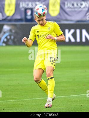 24. April 2021: Nashville-Verteidiger Alistair Johnston (12) führt den Ball während des MLS-Spiels zwischen CF Montreal und Nashville SC im Nissan Stadium in Nashville, TN. Kevin Langley/CSM(Kreditbild: &Copy; Kevin Langley/CSM via ZUMA Wire) Stockfoto