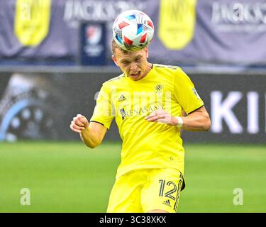 24. April 2021: Nashville-Verteidiger Alistair Johnston (12) führt den Ball während des MLS-Spiels zwischen CF Montreal und Nashville SC im Nissan Stadium in Nashville, TN. Kevin Langley/CSM(Kreditbild: &Copy; Kevin Langley/CSM via ZUMA Wire) Stockfoto