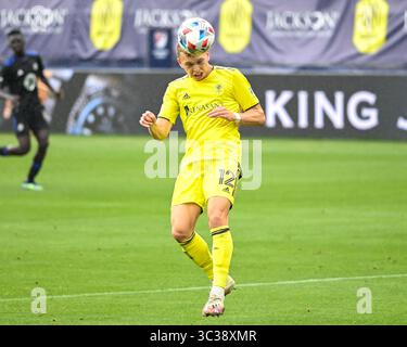 24. April 2021: Nashville-Verteidiger Alistair Johnston (12) führt den Ball während des MLS-Spiels zwischen CF Montreal und Nashville SC im Nissan Stadium in Nashville, TN. Kevin Langley/CSM(Kreditbild: &Copy; Kevin Langley/CSM via ZUMA Wire) Stockfoto