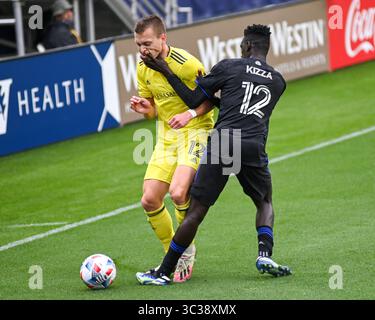 24. April 2021: Nashville-Verteidiger Alistair Johnston (12) und Montreal-Verteidiger Mustafa Kizza (12), Kämpfe um den Ball während des MLS-Spiels zwischen CF Montreal und Nashville SC im Nissan Stadium in Nashville, TN. Kevin Langley/CSM(Kreditbild: &Copy; Kevin Langley/CSM via ZUMA Wire) Stockfoto
