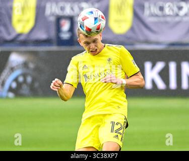 24. April 2021: Nashville-Verteidiger Alistair Johnston (12) führt den Ball während des MLS-Spiels zwischen CF Montreal und Nashville SC im Nissan Stadium in Nashville, TN. Kevin Langley/CSM(Kreditbild: &Copy; Kevin Langley/CSM via ZUMA Wire) Stockfoto