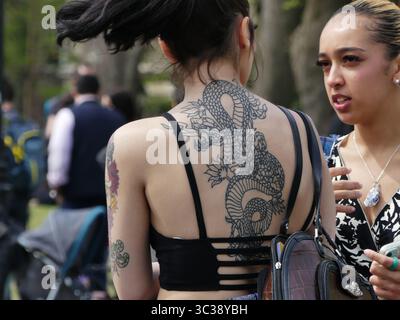 24. April 2021, New York, New York, USA: Junge Frau mit Tätowierung. (Bild: © John Marshall Mantel/ZUMA Wire) Stockfoto