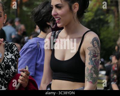 24. April 2021, New York, New York, USA: Junge Frau mit Tätowierung. (Bild: © John Marshall Mantel/ZUMA Wire) Stockfoto