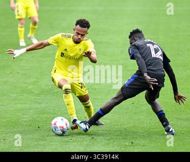24. April 2021: Handwalla Bwana (70), der Mittelfeldspieler aus Nashville, spielt den Ball um den Montrealer Verteidiger Mustafa Kizza (12) während des MLS-Spiels zwischen CF Montreal und Nashville SC im Nissan Stadium in Nashville, TN. Kevin Langley/CSM(Kreditbild: &Copy; Kevin Langley/CSM via ZUMA Wire) Stockfoto