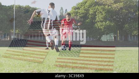 Dribbelnder Fußballspieler in rotem Trikot, der auf dem Parkplatz sprintet, mit Fußball- und Fahnenüberzügen Stockfoto