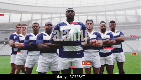 Das Rugbyteam trägt gestreifte Trikots auf dem Stadionfeld und hält den grünen und weißen Rugbyball Stockfoto