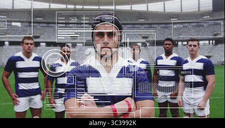 Posiere Rugby-Teams mit Scrum-Caps und gestreiften Trikots auf dem Stadionfeld mit Bürokassette Stockfoto