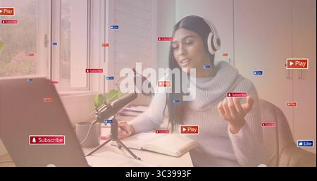 Aufzeichnung von Inhalten, die der Ersteller am Schreibtisch spricht, mit Laptop-Mikrofon, das die Symbole „Play Subscribe like“ zeigt Stockfoto