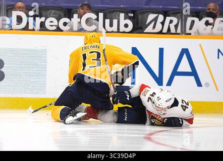 Am 26. April 2021 besiegt das Nashville Predators Center Yakov Trenin (13) Gustav Forsling (42) in der dritten Phase zwischen den Florida Panthers und den Nashville Predators in der Bridgestone Arena in Nashville Tennessee. (Pflichtfoto: Steve Roberts/CSM)(Credit Image: &Copy; Steve Roberts/Cal Sport Media/CSM via ZUMA Wire) Stockfoto