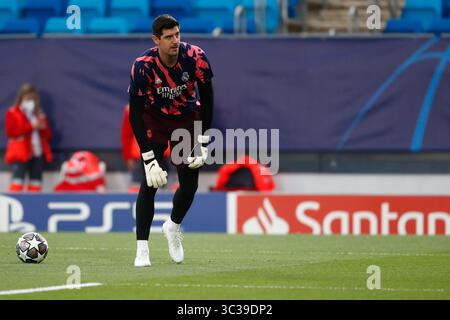 27. April 2021, VALDEBAS, MADRID, SPANIEN: Thibaut Courtois von Real Madrid wärmt während der UEFA Champions League auf, Halbfinale Leg zwei, Fußballspiel zwischen Real Madrid und Chelsea FC im Alfredo Di Stefano Stadion am 27. April 2021 in Valdebebas, Madrid, Spanien. (Bild: © Oscar J. Barroso/AFP7 via ZUMA Wire) Stockfoto