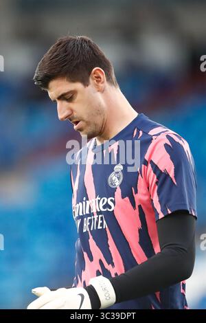 27. April 2021, VALDEBAS, MADRID, SPANIEN: Thibaut Courtois von Real Madrid wärmt während der UEFA Champions League auf, Halbfinale Leg zwei, Fußballspiel zwischen Real Madrid und Chelsea FC im Alfredo Di Stefano Stadion am 27. April 2021 in Valdebebas, Madrid, Spanien. (Bild: © Oscar J. Barroso/AFP7 via ZUMA Wire) Stockfoto