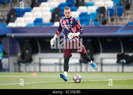27. April 2021, VALDEBAS, MADRID, SPANIEN: Andriy Lunin von Real Madrid wärmt sich während der UEFA Champions League auf, Halbfinale Leg zwei, Fußballspiel zwischen Real Madrid und Chelsea FC im Alfredo Di Stefano Stadion am 27. April 2021 in Valdebebas, Madrid, Spanien. (Bild: © Oscar J. Barroso/AFP7 via ZUMA Wire) Stockfoto
