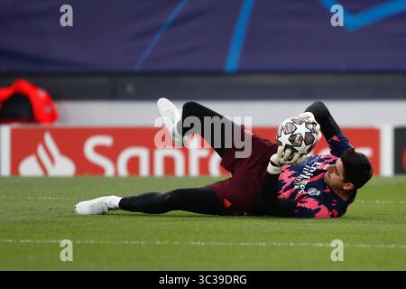 27. April 2021, VALDEBAS, MADRID, SPANIEN: Thibaut Courtois von Real Madrid wärmt während der UEFA Champions League auf, Halbfinale Leg zwei, Fußballspiel zwischen Real Madrid und Chelsea FC im Alfredo Di Stefano Stadion am 27. April 2021 in Valdebebas, Madrid, Spanien. (Bild: © Oscar J. Barroso/AFP7 via ZUMA Wire) Stockfoto