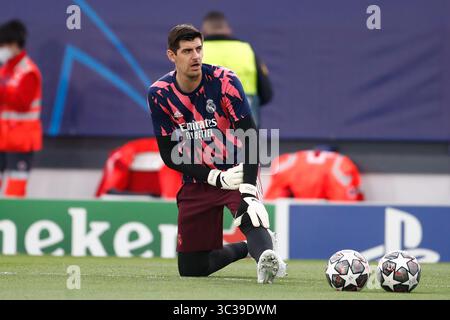27. April 2021, VALDEBAS, MADRID, SPANIEN: Thibaut Courtois von Real Madrid wärmt während der UEFA Champions League auf, Halbfinale Leg zwei, Fußballspiel zwischen Real Madrid und Chelsea FC im Alfredo Di Stefano Stadion am 27. April 2021 in Valdebebas, Madrid, Spanien. (Bild: © Oscar J. Barroso/AFP7 via ZUMA Wire) Stockfoto