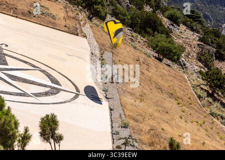 Gleitschirmflug vom Babadag Mountain-Gleitschirmflugplatz aus. Oludeniz, bei Fethiye, Provinz Muğla Türkei Stockfoto