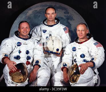 Mai 1969, Houston, Texas, USA: Houston, TX - (DATEI) -- Porträt der besten Crew der Mondlandungsmission Apollo 11, aufgenommen am 1. Mai 1969. Von links nach rechts sind sie: Commander, Neil A. Armstrong, Command Module Pilot, Michael Collins, und Lunar Module Pilot, Edwin E. Aldrin Jr. Am 20. Juli 1969 um 16:18 Uhr landete das Mondmodul „Adler“ in einer Region des Mondes namens Mare Tranquillitatis, auch bekannt als Meer der Ruhe. Nachdem Armstrong sein Raumschiff gesichert hatte, strahlte er zurück zur Erde: „Houston, Tranquility Base Here, the Eagle has Landed“. Um 22:56 Uhr an derselben Ev Stockfoto